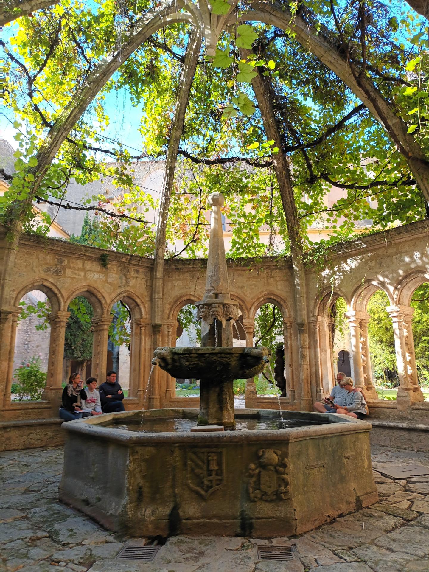 Valmagne cloitre fontaine 5